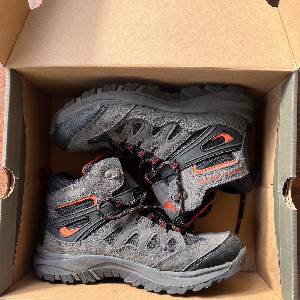 High Sierra Boys Boots Size 4